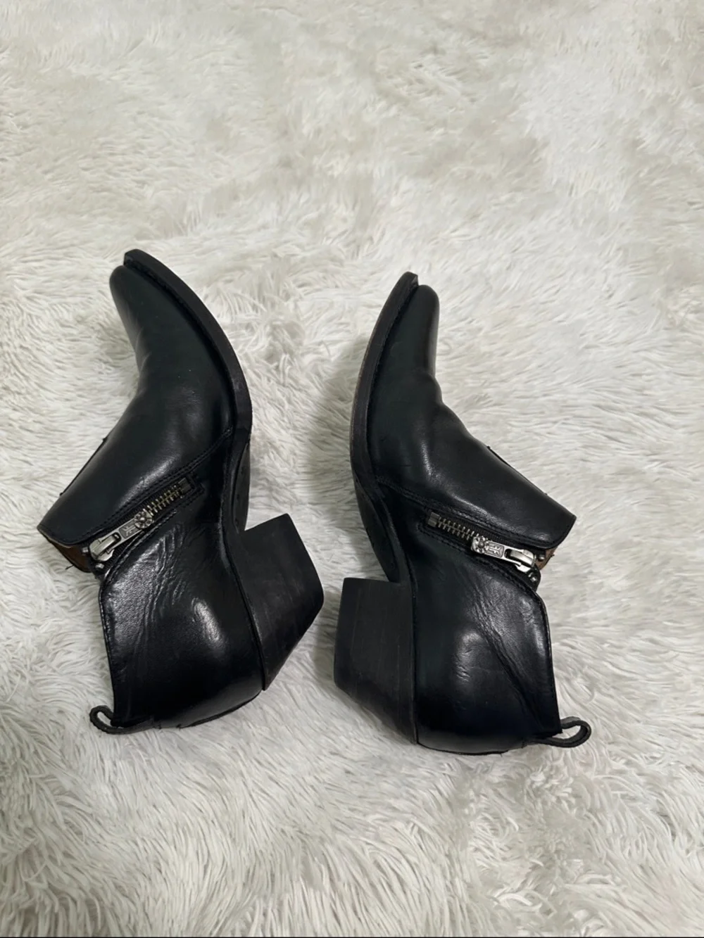 🐬 Frye Genuine Leather Bootie - Picture 4 of 7